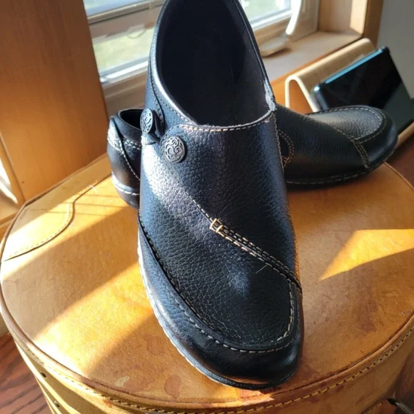 Clarks black leather slip-on.  Size 8M - Picture 2 of 4